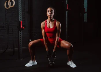 agachamento sumo com halter