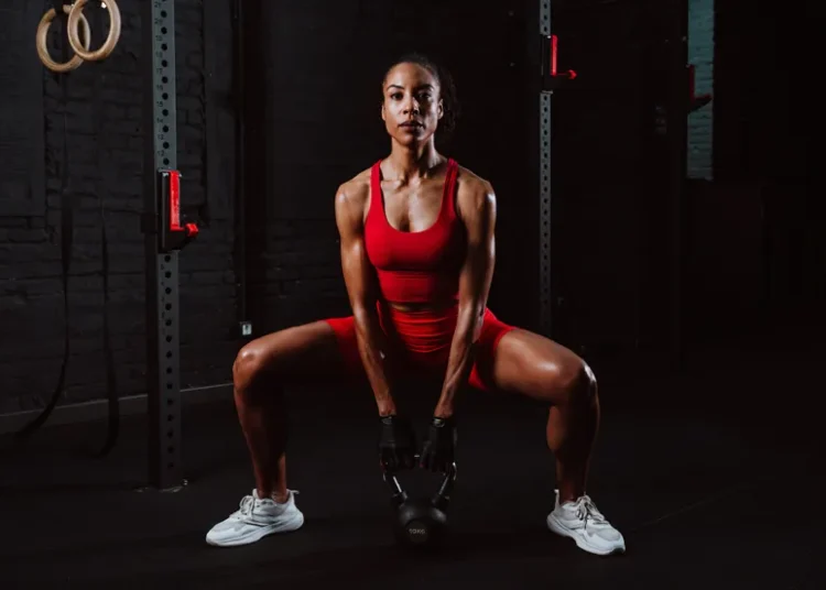 agachamento sumo com halter